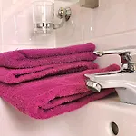 Alexandra Apartment *